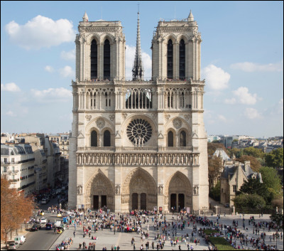 La cathédrale Notre-Dame de Paris est un lieux religieux connu de tous. Malheureusement, elle fut victime d'un incendie qui marqua toute la population française. Un bel édifice qui s'embrase ainsi, quelle calamité ! Quel jour a-t-elle brûlé comme ceci ?Indice : la date qui se rapproche le plus de Pâques 2019 !