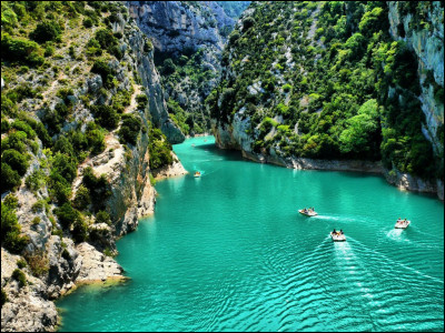 Prochaine étape : les gorges du Verdon, avec leurs eaux claires et turquoises ! Même les plus réticents auront envie d'y aller et de se baigner ! Pas vous ? C'est l'un des plus beaux paysages français ! En quelle année sont-elles devenues un site naturel protégé ?