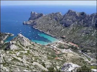 Prochaine étape : les Calanques ! Une destination très touristique, surtout en été. Savourez ces paysages magnifiques très prisés par les adeptes des îles aux eaux chaudes et turquoises. C'est un archipel qui contient plusieurs îles, toutes plus belles les unes que les autres. Elle font la fierté (et on comprend pourquoi !) des...