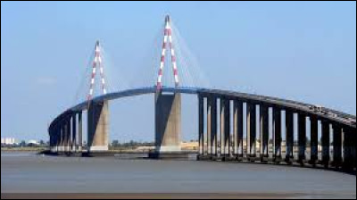 Dans quelle ville de Loire-Atlantique se trouve ce pont ?