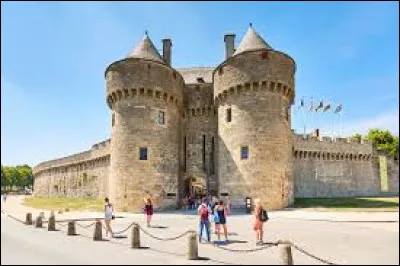 Pour quoi Guérande, la ville médiévale est-elle principalement connue ?