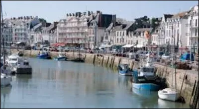 Elle compte 4 484 habitants en 2014, mais la population estivale peut atteindre 40 000 habitants.