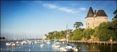 Située au bord de l'océan Atlantique, la ville est connue pour son château et son vieux port.