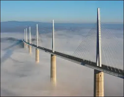 Le viaduc est interdit aux pi&eacute;tons.