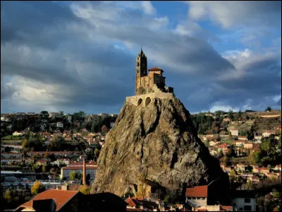 Connais-tu la Chapelle de Puy-en-Velay ?Gr&acirc;ce &agrave; un escalier de 265 marches, on peut tout de m&ecirc;me y grimper. Arriv&eacute; en haut, on ne peut que s'&eacute;merveiller devant une vue &agrave; couper le souffle.