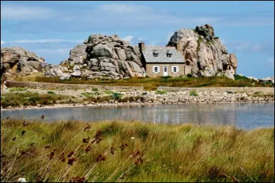 Pour voir cette petite maison prise entre deux rochers, où faut-il se rendre ?