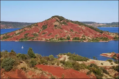 Terminons maintenant notre escapade avec le lac de Salagou et ses roches rouges que l'on peut apercevoir autour. Avec une profondeur maximale de 50 mètres, il est situé à 139 mètres d'altitude. Pour le voir, nous nous rendons donc dans le département de l'Hérault, au Languedoc-Roussillon. Quelle est l'année de création de ce lac ?
Indice : premier vol de l'avion Concorde.