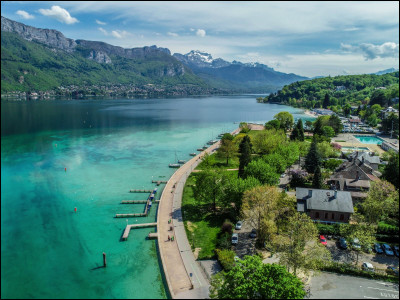 Commençons avec l'un des lacs les plus connus, le lac d'Annecy. Annecy est en vérité le nom d'un village proche du lac éponyme. C'est une destination bien connue des Français, où ceux-ci pourront faire des tas d'activités. Nous allons débuter ce quiz très facilement. Dans quelle chaîne de montagne est situé ce lac célèbre ?