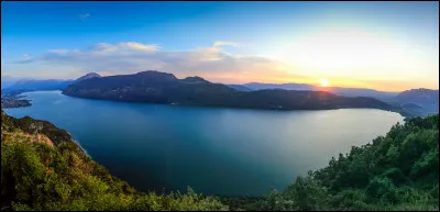 Prochaine étape, le lac du Bourget ! Situé en Savoie, dans la région Auvergne-Rhône-Alpes, ce lac est connu d'une bonne partie des Français. On peut y trouver le village d'Aix-les-Bains. Seulement, quel poète le lac a-t-il ravi à un tel point que celui-là n'aura pas manqué de lui faire un poème ?
Indice : né en 1790.