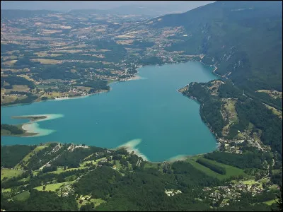 Nous voici maintenant sur les bords d'un lac de grande pureté, le lac d'Aiguebelette. On peut le trouver en avant-montagne, à 100 kilomètres de Lyon et à 10 kilomètres de Chambéry. Combien de visiteurs par an ce lac couleur émeraude attire-t-il chaque année ?