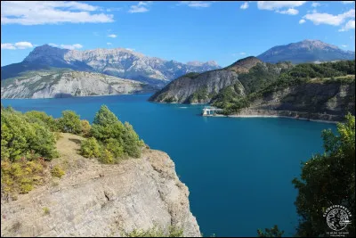 En voici un nouveau à découvrir : celui de Serre-Ponçon. Il est très beau, non ? Avec ses 28, 2 kilomètres carrés, c'est un lac alpin situé dans la vallée de la Durance. C'est l'un des plus grands d'Europe en sa catégorie. Mais comment ce lac a-t-il été créé ?
Indice : pensez aux castors.