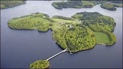 Partons maintenant pour le lac de Vassivière ! C'est un lac situé dans le Limousin. Il a été formé en 1949 par la création d'un barrage et est séparé entre deux département : celui de la Creuse et celui de la Haute-Vienne. Qu'abrite l'île de Vassivière, elle-même située dans le lac homonyme ?