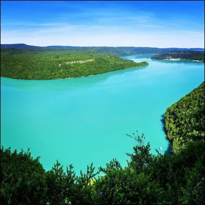 Visitons à présent le lac de Vouglans. Il est absolument magnifique, avec ses eaux turquoises ! Ne vous donne-t-il pas envie d'y aller et de vous baigner dedans ? Je pense que si ! Parmi ces rivières, laquelle alimente ce lac, dans le Jura ?
Indice : elle porte le nom d'un département.
