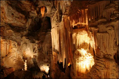 Dans quelle région se trouve l'Aven d'Orgnac ?