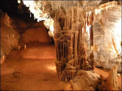 Dans quelle région se trouve le gouffre géant de Cabrespine ?