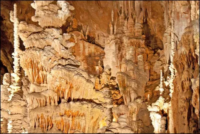 Dans quelle région se trouve l'Aven Armand ?