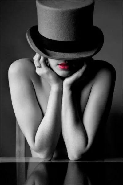 Patrick Juvet nous chantait "Où sont les femmes, avec leurs gestes pleins de charme", il regrettait qu'elles soient moins féminines, et qu'elles portent un blouson noir, qu'elles fument le cigare...