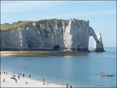 De quelle roche sont composées les célèbres falaises d'Étretat ?