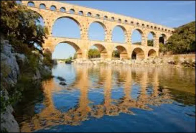 Quelle rivière le pont du Gard enjambe-t-il ?