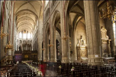 Et bien, nous voilà prêts à y entrer ! En passant la porte, vous en avez le souffle coupé. Quelle lumière ! D'après vous, à combien de mètres s'élèvent ces voûtes ?