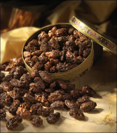 Quel est l'autre nom de la praline Mazet, amande grillée recouverte d'un caramel parfumé à la vanille ?