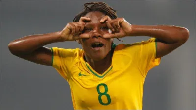 Formiga, de son nom complet Miraildes Maciel Mota, est une joueuse brésilienne qui a participé à 7 Coupes du monde de football, un record.
