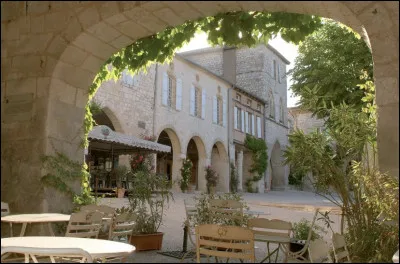 Monflanquin (47). Merveilleuse bastide française du XIIIe s. Même l'autoroute est loin...