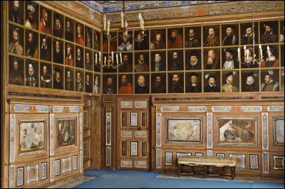 Dans quel château se trouve "La Galerie des Illustres" qui raconte 315 ans de l'Histoire de France et d'Europe à travers 327 portraits de personnages-clefs de l'Histoire ?