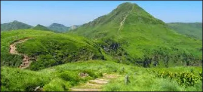 C'est l'un sommet des monts du Cantal, culminant à 1 783 mètres d'altitude. Il s'agit du...