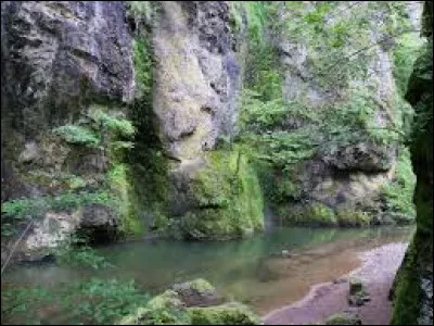 En prenant un sentier, on tombe sur un site naturel spectaculaire. De quoi s'agit-il ?