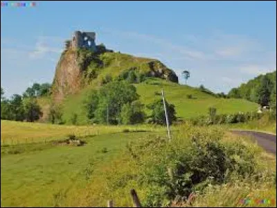 Ceci est un château fort en ruine implanté en haut d'un dyke basaltique, à 1 100 mètres d'altitude. Quel est son nom ?