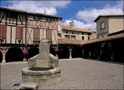 Quelle est la spécialité de ce joli village du Tarn appelé Lautrec ?