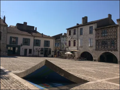 Quel est ce village perché sur une colline du Quercy Blanc, halte des pèlerins sur la Via Podiensis, créée au XIIe siècle par le comte de Toulouse ?