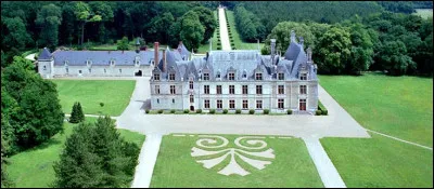 Le château de Beauregard est situé dans la commune de Cellettes dans le Loir-et-Cher. Paul Ardier, propriétaire du Château en 1617, créa, dans la galerie principale du château, la "Galerie des Illustres". Le but était de conter, à travers une collection de portraits, 315 ans d'Histoire de France. Combien de portraits constituent cette collection ?