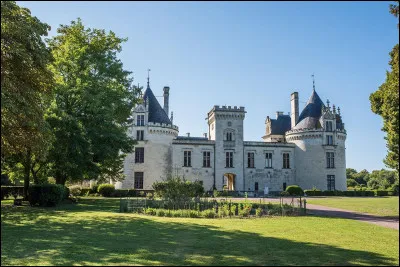 Le château de Brézé est situé dans le département du Maine-et-Loire. Quelle phrase est fausse le concernant ?
