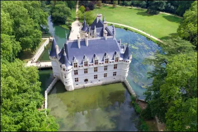 Le château d'Azay-le-Rideau, situé en Indre-et-Loire, est un monument classé appartenant à l'État. Quel écrivain, né à Tours, l'a décrit comme étant "un diamant taillé à facettes serti par l'Indre" ?