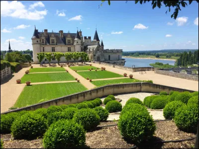 Le château royal d'Amboise est une ancienne résidence des Rois de France surplombant la Loire. Quel château, dernière résidence de Léonard de Vinci, était un ancien fief relevant du château d'Amboise ?