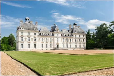 Le château de Cheverny est un monument situé en Sologne, dans le département du Loir-et-Cher. Il inspira un auteur de bande dessinée pour sa création du château de Moulinsart. Quel est cet auteur ?