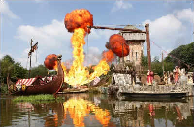 Prochaine étape du voyage : Clermont-Ferrand. Le pays des volcans ! Vous irez évidemment au Puy de Dôme. Et apparemment, le Puy du Fou s'y trouve aussi. Fantastique !