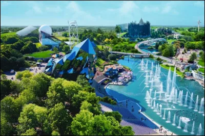 Ce qui est sûr, c'est que vous avez assez mangé de cannelés pour le reste de votre vie ! Il est temps de partir à Poitiers. Poitiers est la ville du célèbre parc d'attractions, le Futuroscope. Ce parc compte 50 attractions.