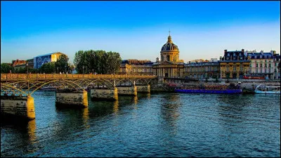 Vous êtes de retour à Paris. À présent que vous restez plus longtemps à Paris, vous irez vous balader sur le Pont des Arts, qui est aussi appelé Passerelle des Arts.