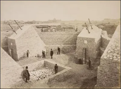 En septembre 1888, les ouvriers se mettent en grève : ils réclament une prime de hauteur ! Avant de céder, le patron leur répondra :