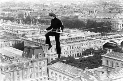Sport (3) > 1989 > Un équilibriste parcourt 760 m sur un fil tendu du 2e étage jusqu'au Trocadéro. Il s'appellait Philippe ...
