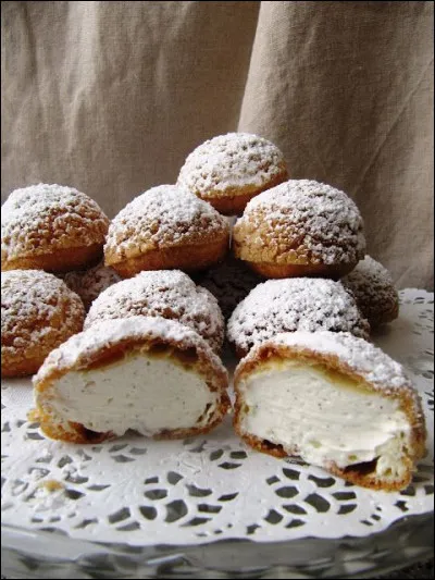Une pause au Cap Ferret pour déguster ces délicieuses chouquettes garnies d'une crème chantilly et saupoudrées de sucre glace. Ce sont...
