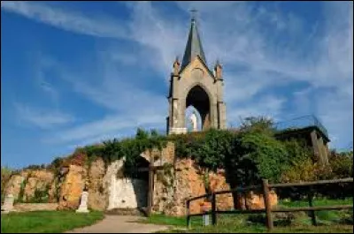 Comment s'appelle cette chapelle érigée au sommet d'une colline ?