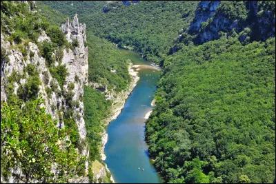 Nous voici arrivés au terme de ce voyage et je vais vous parler d'une rivière d'à peine 125 kilomètres considérée comme l'une des plus belles en France. C'est un affluent direct du Rhône. Elle prend sa source dans les monts du Vivarais et forme l'un des plus célèbres canyons français. Pour cette dernière question, je vais vous demander quel est son nom.
Indice : c'est aussi celui d'un département.