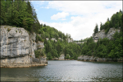 Bienvenue à tous ! Ce quiz a pour but de vous faire (re)découvrir les fleuves et rivières français. Commençons maintenant avec une rivière, le dixième plus long cours d'eau de France. Nous sommes en Bourgogne-Franche-Comté, et je parle évidemment du Doubs ! Dans quel département le Doubs prend-il sa source ?
Indice : son chef-lieu est Besançon.