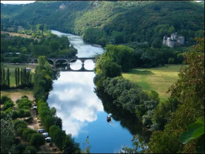 Nous voici maintenant autour de la Dordogne ! Fleuve long de 453 kilomètres, il prend sa source dans le Massif central puis termine sa course en se jettant ensuite dans la Garonne qui formera l'estuaire de la Gironde. Ce beau cours d'eau qu'est la Dordogne va donc traverser ___ départements. Pourriez-vous me citer l'un d'entre eux ?
Indice : son numéro est le 15 et sa préfecture Aurillac.