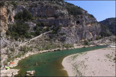 Prochaine étape de notre fabuleux voyage : le Gardon. Il prend sa source en Lozère, au cur des Cévennes puis traverse un périple de 127 kilomètres pour se jeter dans les eaux du Rhône. Notre rivière passe aussi par les rues de Nîmes. On peut trouver sur le Gardon l'un des ponts français les plus célèbres, je parle bien sûr du...