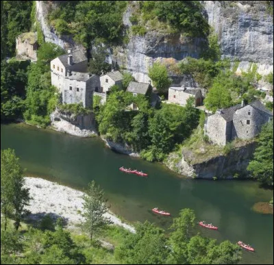 Nous voici maintenant à gravir les gorges du Tarn, l'une des rivières les plus belles de France. Elles font d'ailleurs le paradis des randonneurs avisés. Notre Tarn s'écoule sur environ 380 kilomètres pour finalement se jeter dans la Garonne. Combien de mètres de profondeur peuvent atteindre ces gorges magnifiques ?
Indice : c'est une épreuve d'athlétisme dans les universités canadiennes.